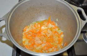 Натираем и добавляем морковку, обжариваем еще 3-4 минуты.