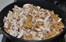 Добавляем грибы к мясу и продолжаем обжаривание с помешиванием еще 2-3 минуты. Соус делаем просто: наливаем в сковороду немного кипятка, перемешиваем – и готово. 