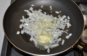 Для заправки супа кладем в разогретую сковороду со сливочным маслом мелко нарезанный лук и  пассеруем  5-6 минут.