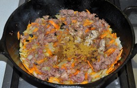 Кладем в сковороду с луком и морковкой, посыпаем заправку перцем и солью. 