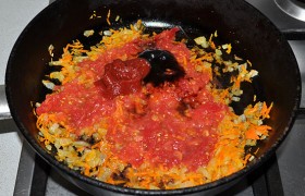 Выливаем в сковороду. И еще кладем томатную пасту, соевый и устричный соусы. 