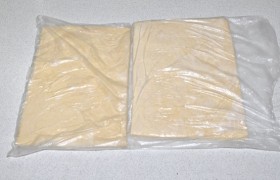 Замороженные пласты теста из упаковки перекладываем в пакетик из пленки: так тесто быстрее размораживается и не высыхает.
