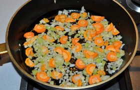 Для заправки супа мелко рубим лук и сельдерей, нарезаем морковь, в разогретом масле 8-10 минут  пассеруем , периодически перемешивая, на среднем уровне огня конфорки. 