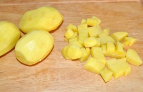 Кубики нарезанного картофеля кладем в кипящую в кастрюле воду, варим 10 минут.