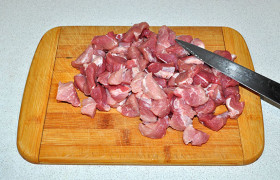 Мясо нарезаем достаточно мелко, кусочками, что называется, «на один-два укуса».