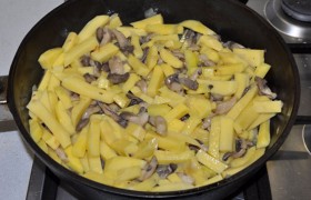 Картошку нарезаем соломкой, кладем в сковороду и продолжаем жарку до готовности всех продуктов. 