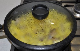 На 4-5 минут накрываем сковороду крышкой, чтобы картошка быстрее готовилась.
