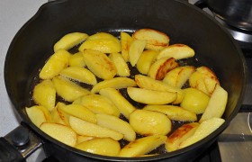 Полуотваренный картофель чистим, нарезаем дольками и обжариваем за 3-5 минут на достаточно сильном огне до корочек.
