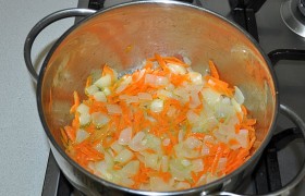 Засыпаем натертую морковь и обжариваем, все так же перемешивая, еще 3-4 минуты.