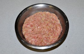 Фарш нам нужен мелкий, так что пропускаем мясо через мелкую решетку мясорубки 2-3 раза, либо дополнительно измельчаем в блендере. Смешиваем с приправами и тертым отжатым кабачком. Густой фарш разбавляем немного соком и  отбиваем .