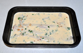 Рыбное филе раскладываем в форме и заливаем соусом.