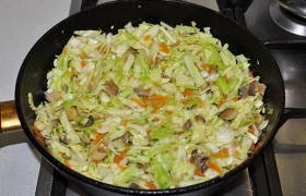 В сковороду добавляем вешенки и обжариваем вместе с овощами 10-12 минут. Кладем капусту.
