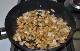 Когда капуста с луком готова – убираем из сковороды, пусть немного остынет.