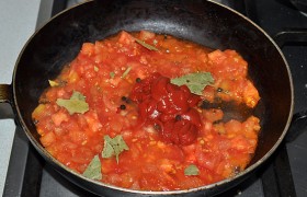 Перекладываем в отдельную сковороду, добавляем немного масла, томатную пасту, лавровые листья, соль и сахар, тушим пару минут.