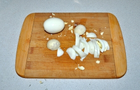 Готовые яйца чистим и нарезаем довольно крупно.