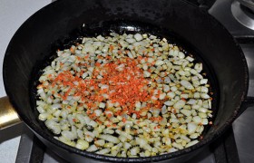 Морковь для суповой заправки нарезаем или натираем, или берем немного сушеной, добавляем в сковороду.