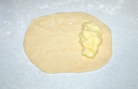 Раскатываем из каждого тонкую овальную лепешку, кладем на один край порцию крема (1-2 ч. ложки).