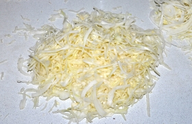 Делим капусту на несколько частей, каждую чуть посыпаем солью и обминаем на столе. Это недолго, т.к. сок обилен и появляется довольно быстро. Помятую капусту отправляем в тазик.