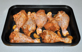 Время пришло - разогреваем духовку до 190-200°, смазываем внутри маслом и укладываем куриные ножки. 