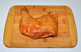 Снимаем кожу и копченое куриное мясо с костей окорочка. 