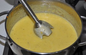 Пюрируем наш суп ручным блендером. Подаем его с сухариками, а при желании (для более богатого вкуса) добавляем щепотку паприки и хорошо размешиваем.