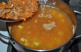 К практически готовой картошке выкладываем в суп содержимое сковороды, перемешиваем. Осталось положить лавровые листики, посолить.