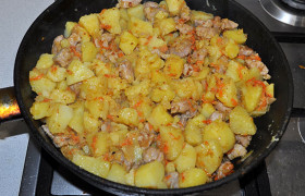 Картошку перекладываем в сковороду, смешиваем с мясом и приправами, быстро обжариваем 2-3 минуты. Готовому блюду даем постоять несколько минут под крышкой.