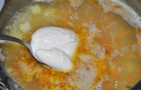 В суп добавляем вермишель, через пару минут – заправку. И еще через 3-4 минуты – сыр, заправляем солью-перцем. Помешиваем, как  только сыр расплавился – выключаем суп, накрываем крышку полотенцем на 10 минут – и суп готов.