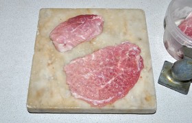 Для отбивания мяса берем два слоя пленки, между которыми кладем кусок мяса, либо пищевой пакетик, в который укладываем свинину. 
