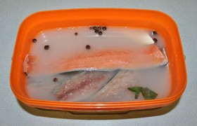 Рыбные филе закладываем в подходящую посуду и заливаем маринадом. Плотно закрываем и оставляем в прохладном месте на сутки.