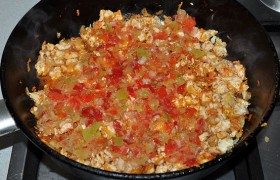 Перемолотые сладкий перец и черешки сельдерея добавляем в сковороду. 