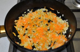 Добавляем тертую крупно морковь, продолжаем обжаривать 3-4 минуты.