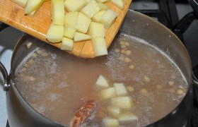 Чистим и нарезаем картошку, засыпаем в суп – пусть варится. Пробуем и приправляем солью и перцем.