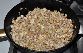 Выкладываем в сковороду грибы, добавляем приправы (соль, перец, лавровый лист), готовим заправку еще 4-5 минут. 