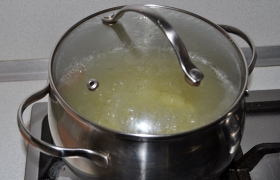 Куски курицы заливаем холодной водой, после закипания добавляем горошки перца, лавровый лист.  Варится  бульон 20-30 минут на слабом огне в закрытой посуде.