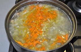 Перекладываем из сковороды в кастрюлю заправку, довариваем суп 4-5 минут и выключаем. 