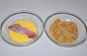 Рядом – тарелка со слегка взбитым яйцом, в которое можно добавить немного сливок.