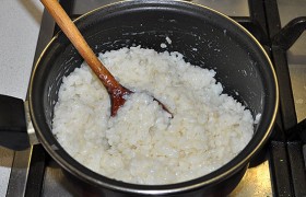 Начинаем с риса – промываем, заливаем кипятком и варим практически до готовности, солим. В конце варки рис выключаем, сливаем остатки воды, кладем сливочное масло и размешиваем.