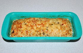 Ставим в духовку, разогретую до 180-190°. Запекаем мясной куриный хлеб, в зависимости от веса фарша и размеров формы, 35-40 минут.