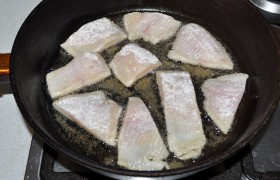 Растительное масло за 4-5 минут  перекаливаем  в сковороде на сильном огне, не снижая огня, обжариваем куски рыбы с двух сторон по 2-2,5 минуты, до золотистого румянца.
