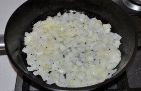 Луковицы шинкуем кубиком среднего размера.     Масло в сковороде на среднем огне разогреваем и пассеруем лук, помешивая, 5-7 минут, до его мягкости и прозрачности.