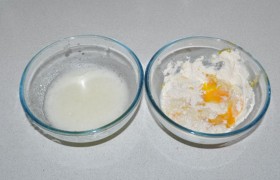 Яичные белки взбиваем венчиком или миксером до состояния высокой пены. 