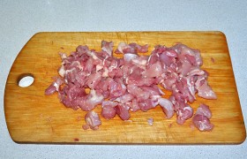 Ставим на сильный огонь толстодонную посуду (латку, гусятницу), вливаем масло, пусть раскаляется 4-5 минут. С окорочков снимаем кожу, удаляем кости. Мясо нарезаем небольшими кусочками.