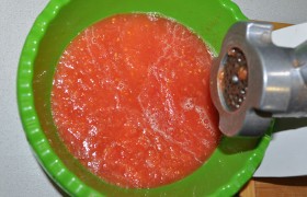 Измельчаем томаты в мясорубке или блендере.