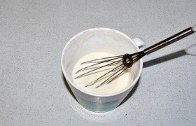 Пока ежики тушатся, полстакана (или немного больше) сливок или молока взбиваем с мукой венчиком – для загущения соуса.
