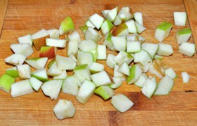 Для начинки небольшим кубиком нарезаем яблоко.