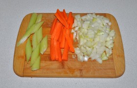 Средним кубиком шинкуем лук. Морковь и сельдерей – крупными брусочками.