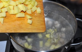 Успеваем очистить-нарезать картофелины. Тут и время засыпать их в кипящую в кастрюле воду. Бросаем перец горошек, черный или душистый, и лавровый лист.