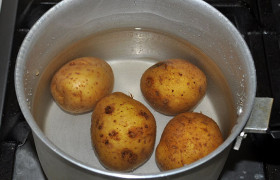 ​Картошку моем и ставим варить 