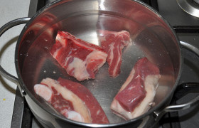 ​Заливаем мясо холодной водой, варим после закипания час-полтора. 